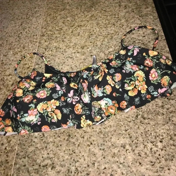 Adorable bikini top - Picture 1 of 2